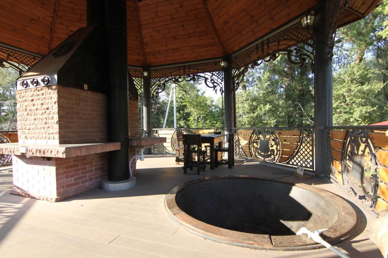 Загородный Комплекс Fort Pirnov Park Pirnove Buitenkant foto